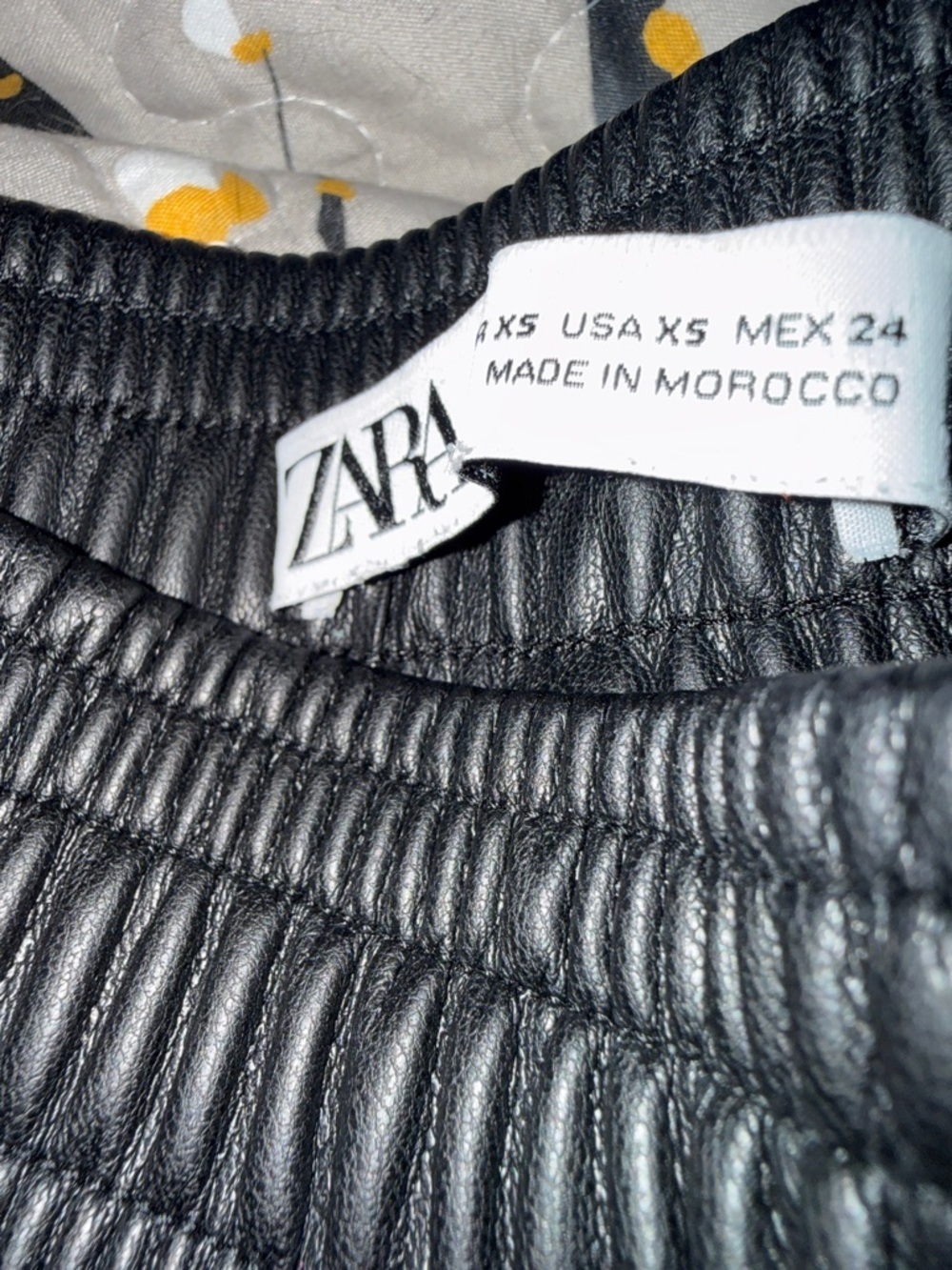 Zara Black Faux Leather Cropped Cargo Pants - Picture 4 of 11